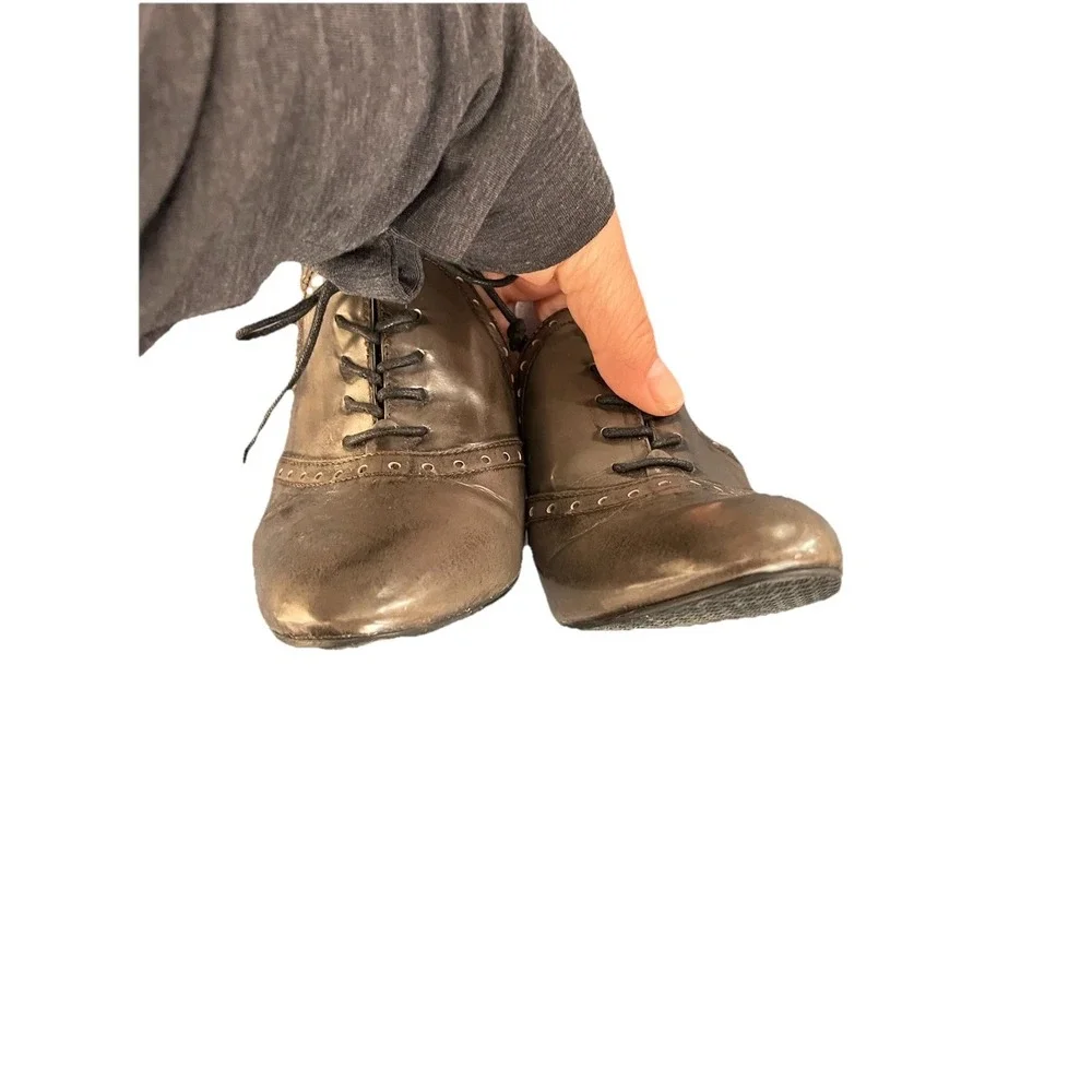 Stuart Weitzman Tailored Oxford Pumps Lace-Up Heels Size 7M Fog Brushed Calf‎